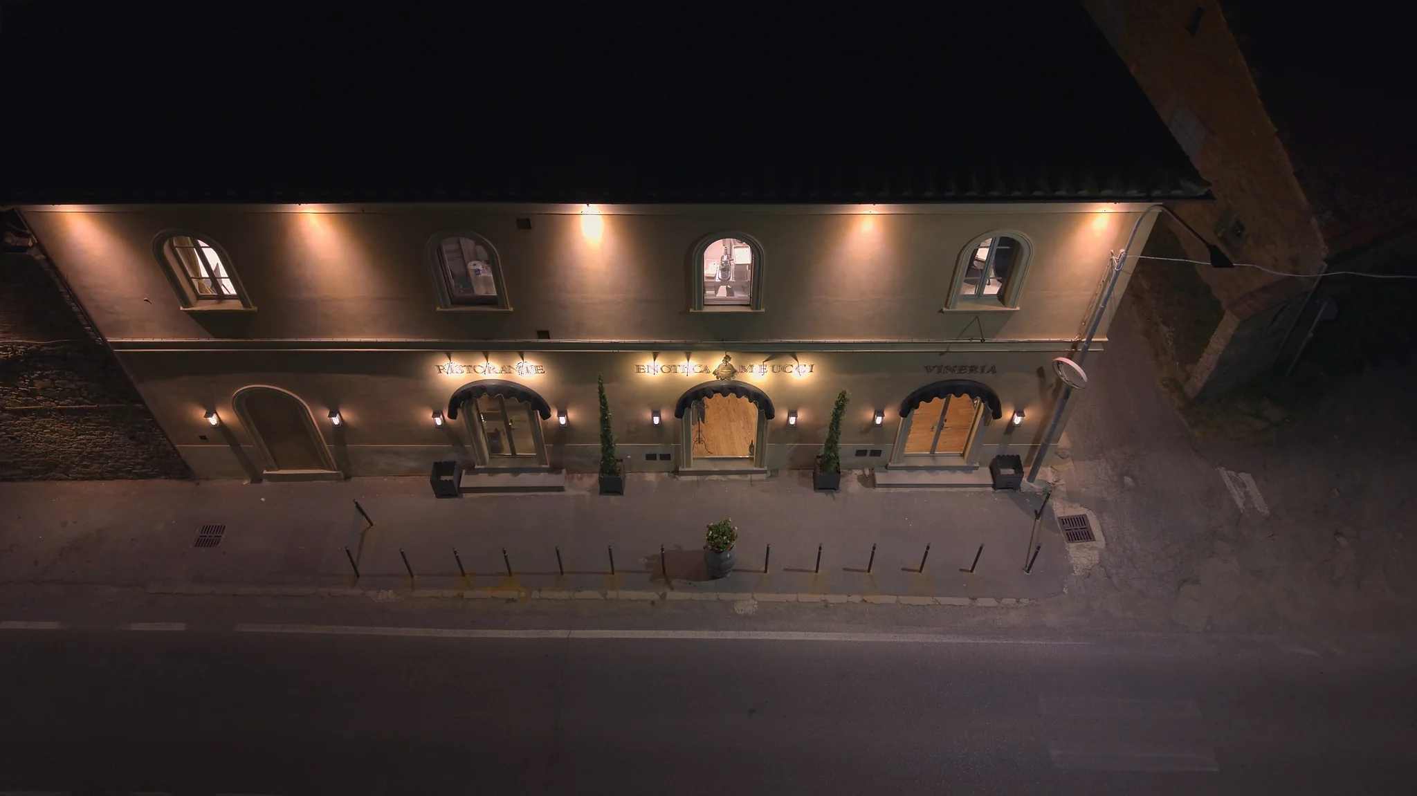 Il casale di sera, dall'alto