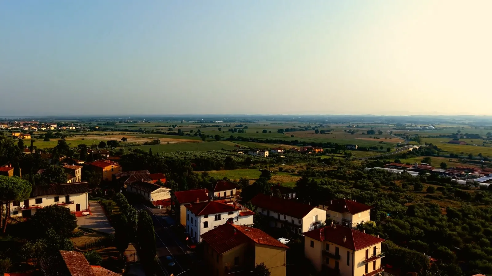 La campagna toscana attorno a Enoteca Meucci, ai piedi di Cortona