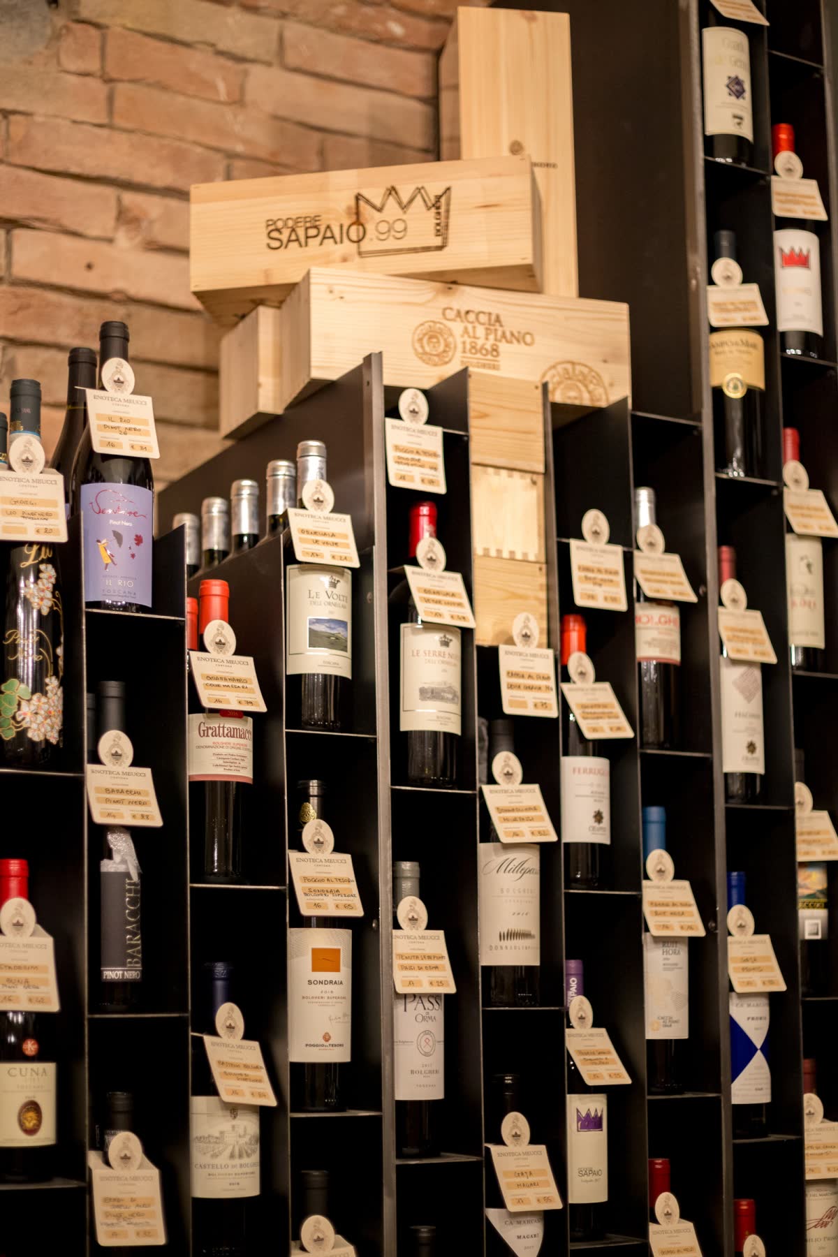 Le pareti di bottiglie della cantina