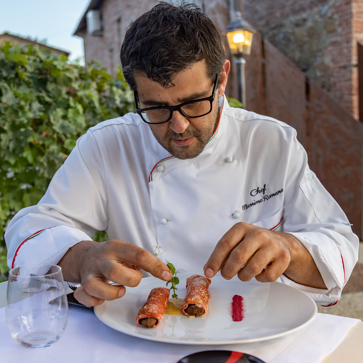Lo chef durante l'impiattamento