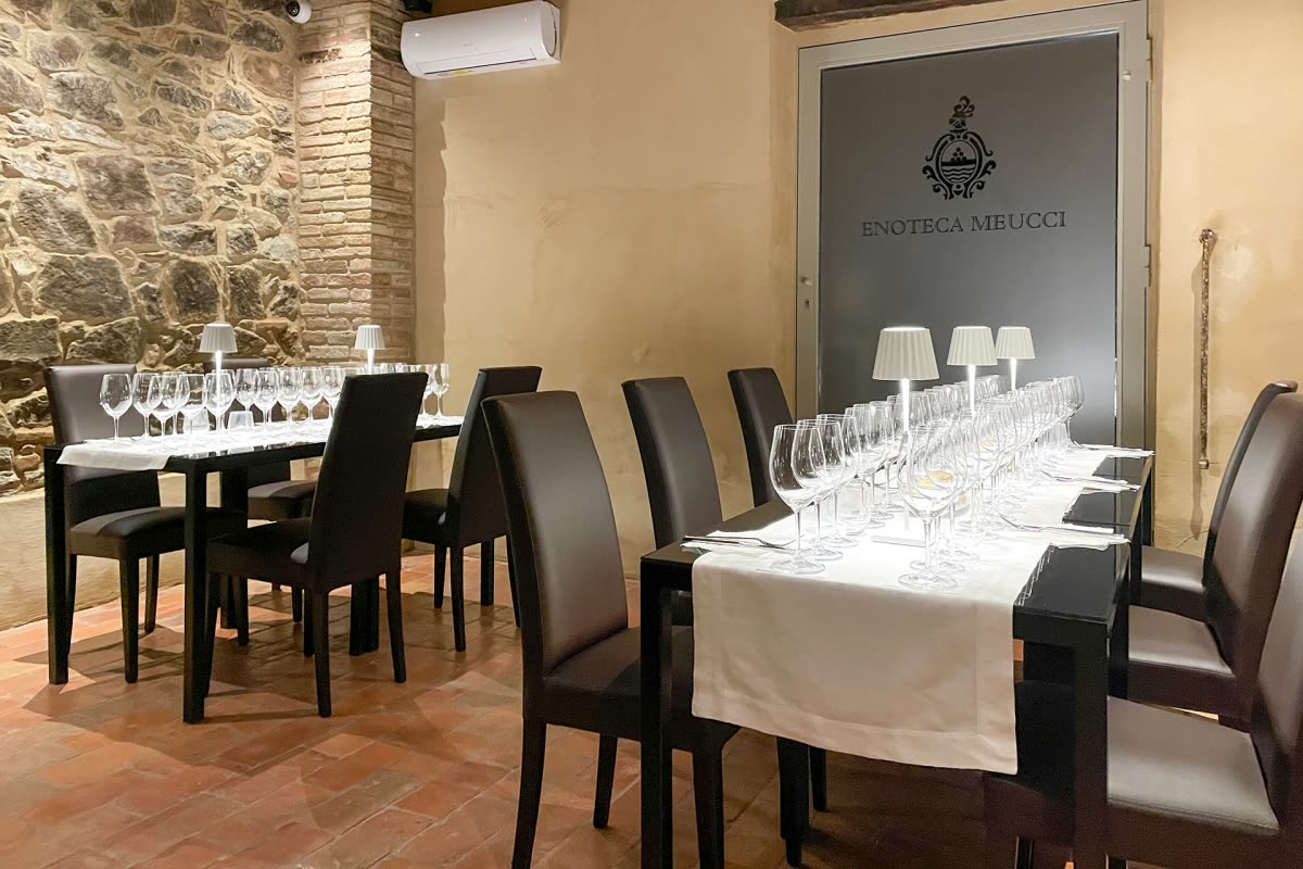 La tavolata pronta per la degustazione, coi calici in fila e i taglieri
