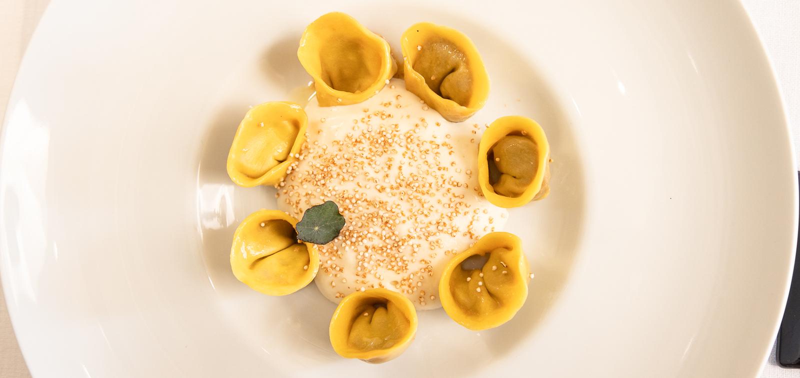 Un piatto di tortelli al tartufo servito nella sala del ristorante