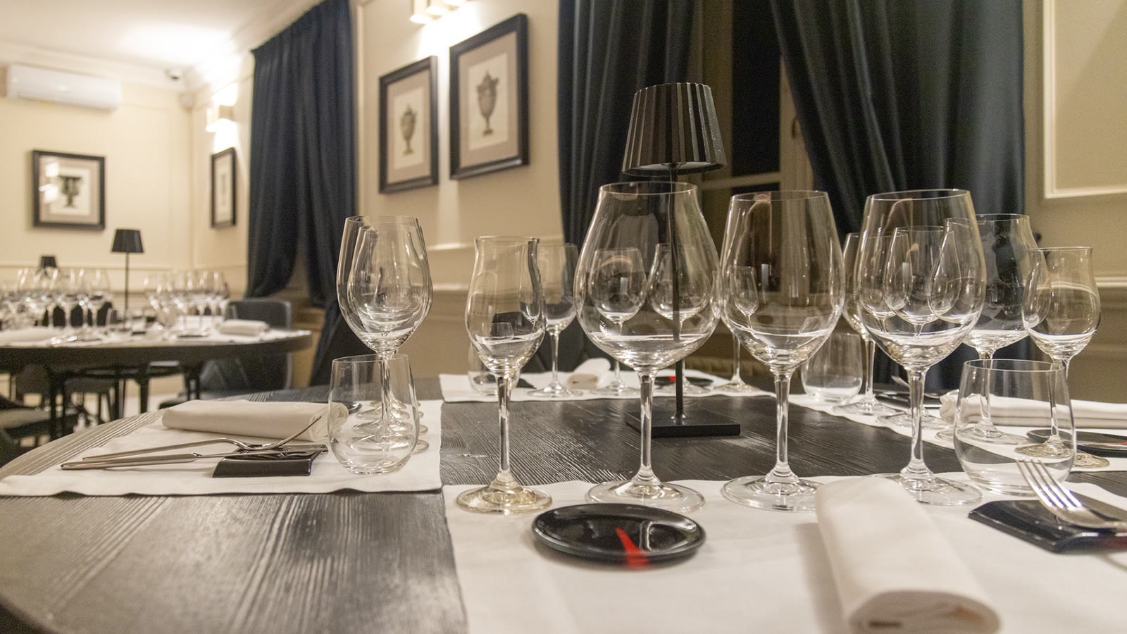 Il tavolo apparecchiato per la degustazione, con la batteria di calici in fila
