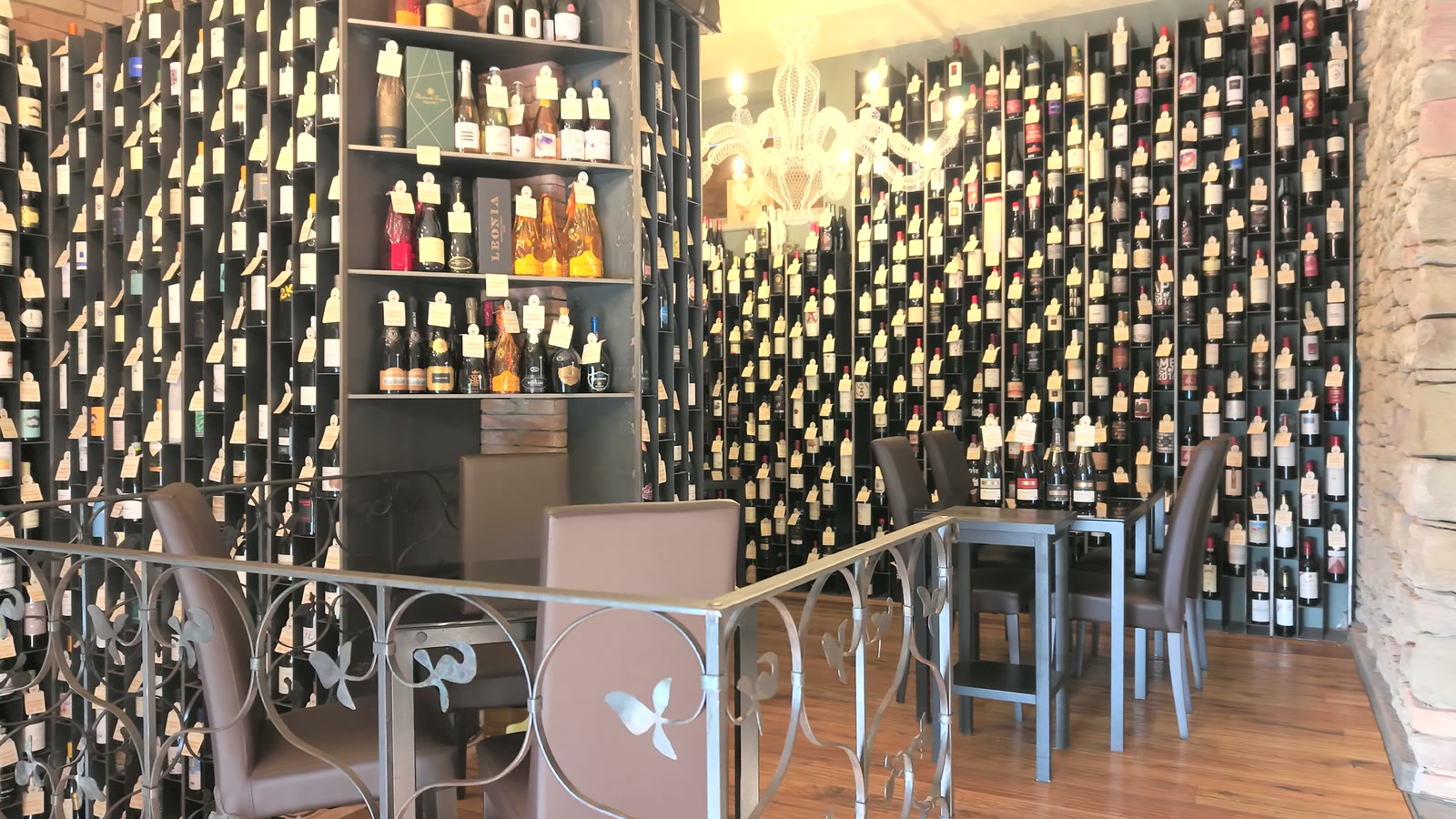 Gli scaffali della cantina