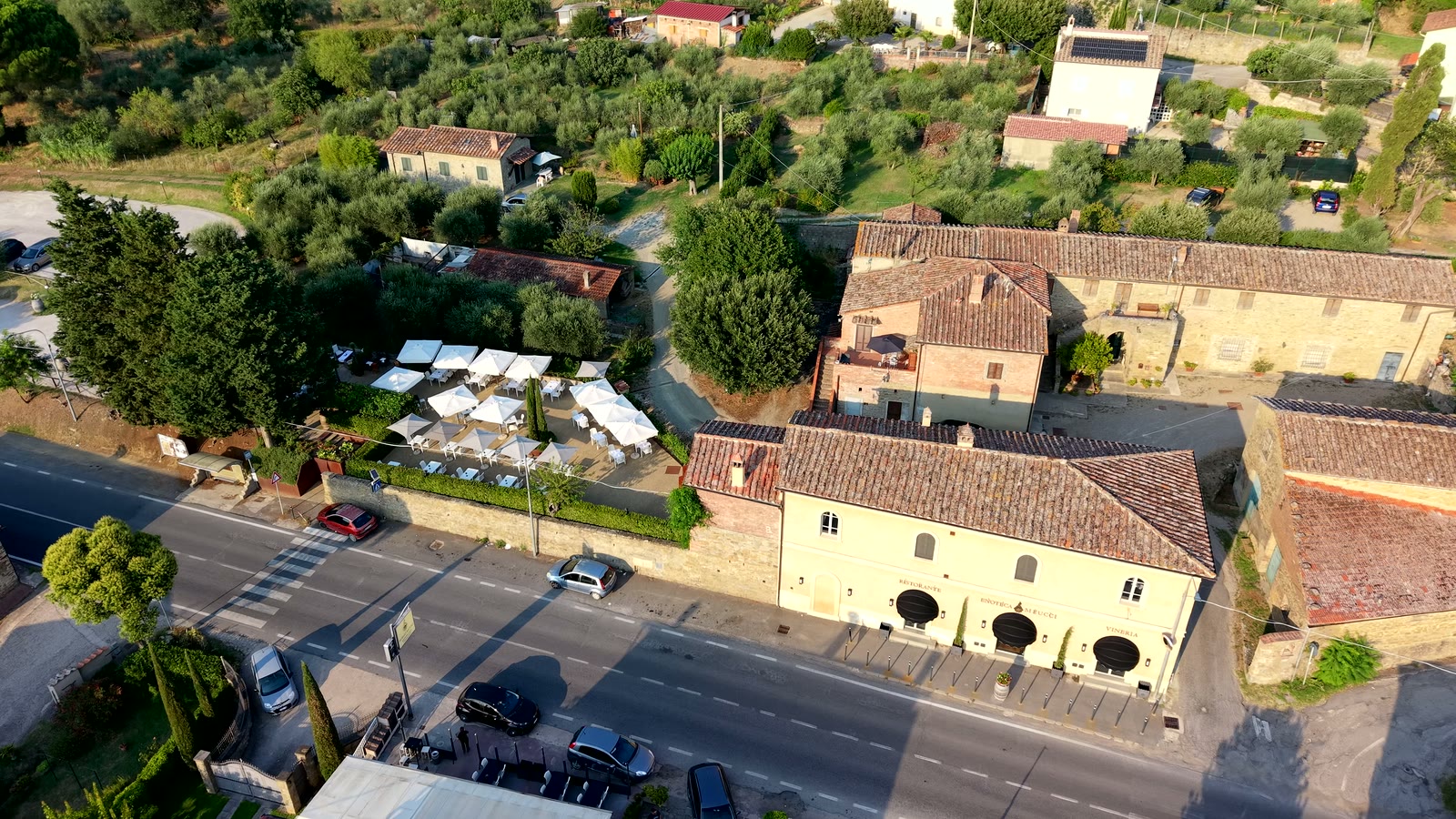 Le tre arcate sulla facciata del casale