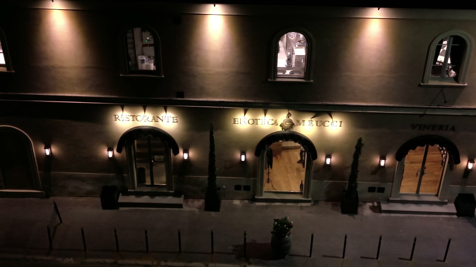 Il casale illuminato di notte, visto dal drone